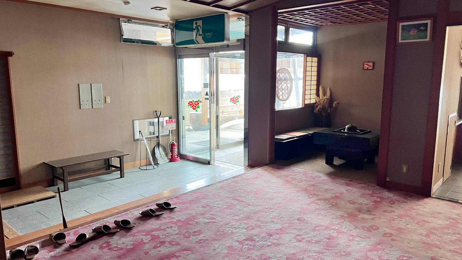 Entrance to the hotel